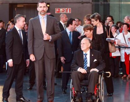El alcalde de Bilbao, Iñaki Azkuna, en su primera aparición pública tras su ingreso hospitalario, junto al príncipe Felipe, este viernes en la clausura del Foro de alcaldes.
