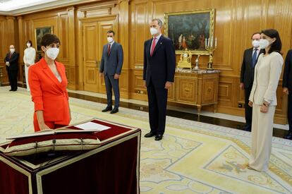 La nueva ministra de Política Territorial y portavoz del Gobierno, Isabel Rodríguez, promete su cargo ante el ery Felipe VI.