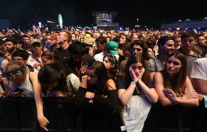 Minuto de silencio por la muerte del artista Pedro Aunión en el Mad Cool Festival antes del concierto de Kings of Leon.