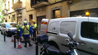 A team from the Barcelona Public Health Agency going down a manhole.