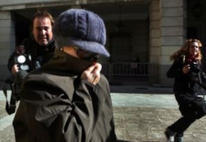 La suegra de Javier Guerrero, Victorina Madrid, ayer al salir de los juzgados tras declarar.