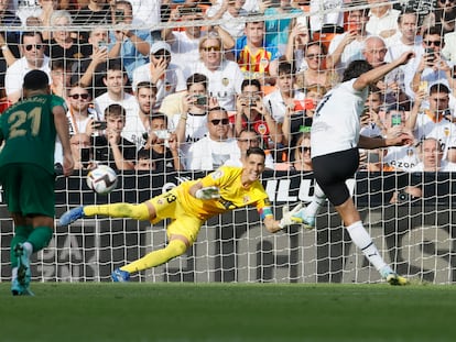 Cavani engaña a Edgar Badía para marcar de penalti su primer gol con la camiseta del Valencia.