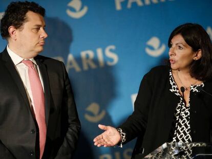 Anne Hidalgo, aquest dijous amb el responsable del districte 18 de la capital francesa, Eric Lejoindre.