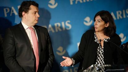 Anne Hidalgo, aquest dijous amb el responsable del districte 18 de la capital francesa, Eric Lejoindre.