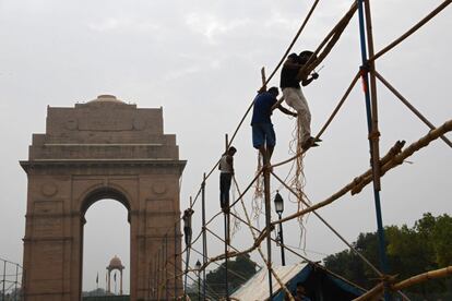 Los trabajadores indios ensamblan una estructura de bambú cerca de la Puerta de la India durante los preparativos antes de las celebraciones del Día de la Independencia de la India, en Nueva Delhi. 