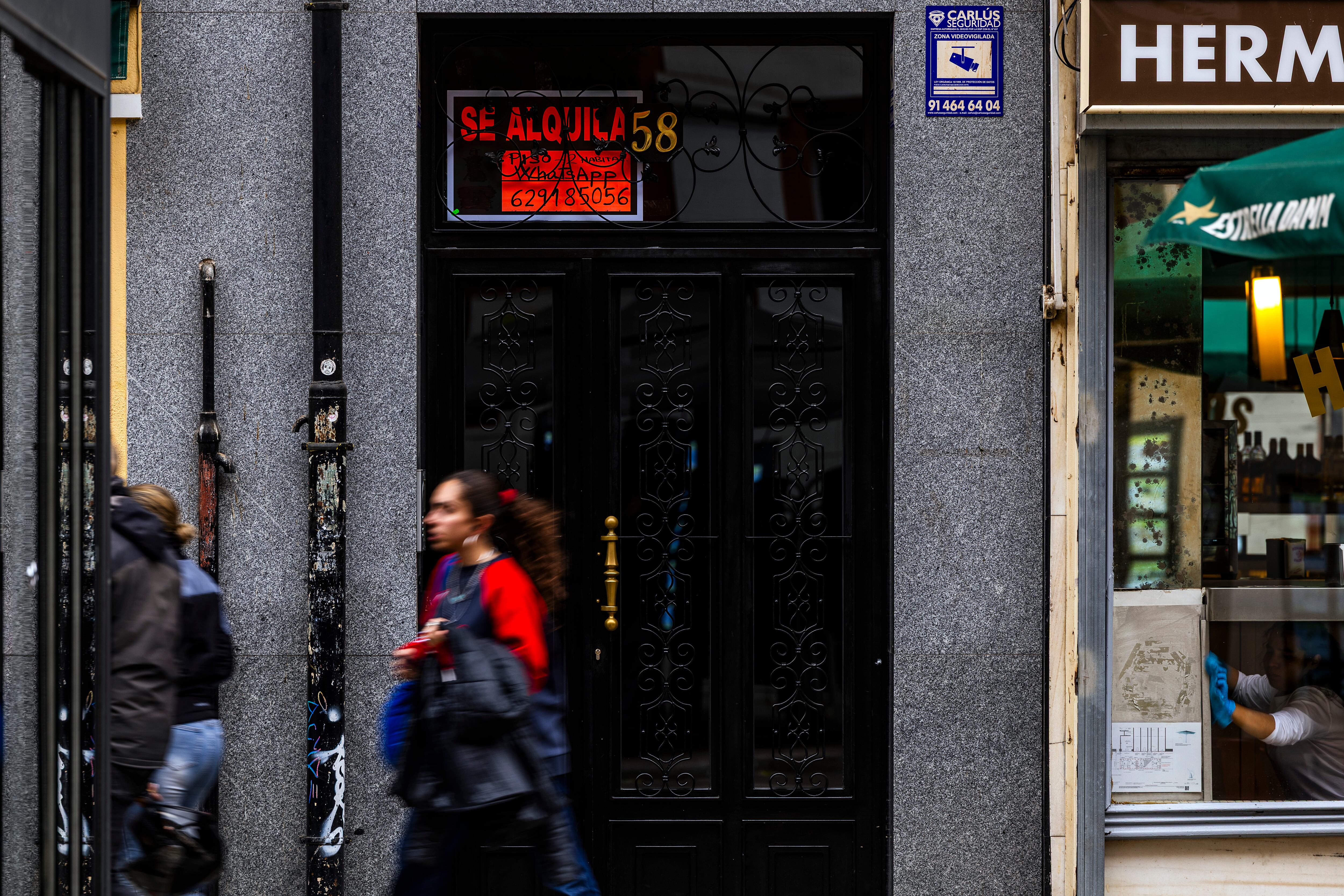 Cartel de Se Alquila, en la calle Narváez de Madrid.