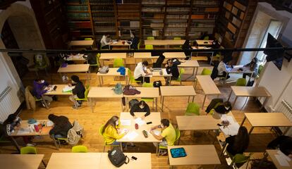 Ambiente de clase en  la Universidad Pontificia de Salamanca, en octubre.