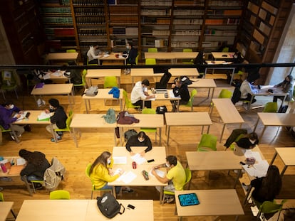 Ambiente de clase en  la Universidad Pontificia de Salamanca, en octubre.