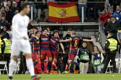Los jugadores del Barcelona celebran el gol del uruguayo Luis Suárez ante el Real Madrid.