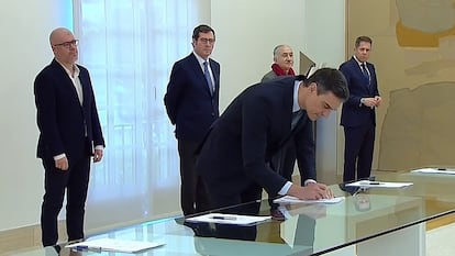 E presidente del Gobierno, Pedro Sánchez, durante la firma, este lunes, con los líderes de las patronales CEOE y Cepyme y de los sindicatos UGT y CCOO.