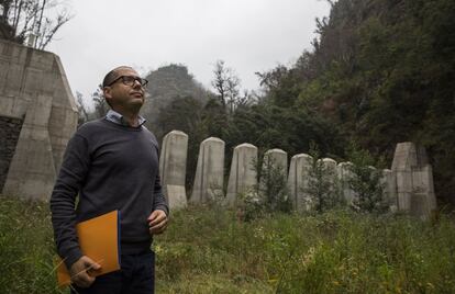 Sérgio Lopes, geógrafo, frente a una de las medidas preventivas para evitar que las riadas vuelvan a arrastrar piedras y troncos y lleguen a las zonas pobladas.