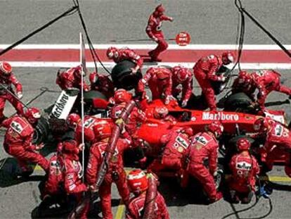 Michael Schumacher, piloto de Ferrari, durante un repostaje en el Gran Premio de España de 2003.