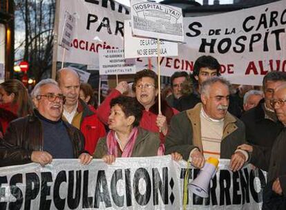 Protesta de vecinos de Carabanchel pidiendo un hospital en la antigua cárcel.