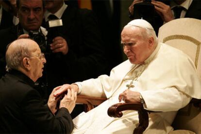El Papa bendice al fundador de los legionarios de Cristo, Marcial Maciel, hoy en El Vaticano.