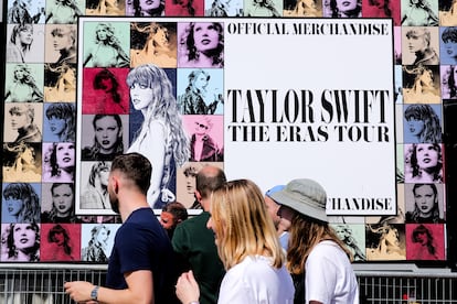 Admiradores de Taylor Swift en el exterior de La Défense Arena, donde tuvo lugar su concierto de este jueves, en las afueras de París.