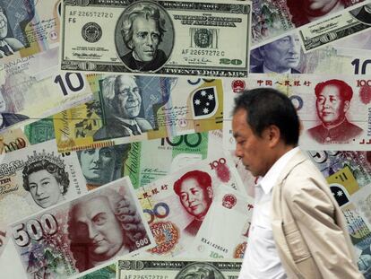 Las autoridades chinas promocionan su divisa con anuncios como éste en Hong Kong.