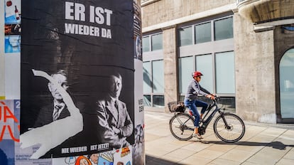 Unknown posters appeared in the center of Erfurt, the capital of Thuringia, showing AfD leader Björn Höcke next to Adolf Hitler and the phrase: "it's back", 