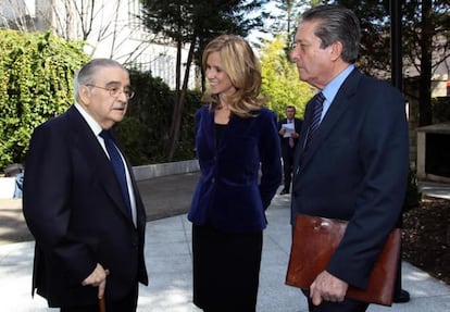 Cristina Garmendia, junto con Luis &Aacute;ngel Rojo y Federico Mayor Zaragoza, ex director general de Unesco en los Premios de la Fundación Ramón Areces en 2010