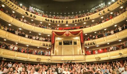 Asistentes al concierto de Loquillo en el Teatro Real de Madrid, el pasado 4 de mayo.