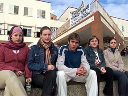 Un grupo de alumnos del IES Vázquez Díaz, de Nerva, ayer ante el edificio del colegio.