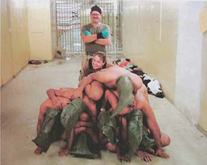 3 de mayo de 2004. El soldado Ivan Frederick y a una compa?era, posando sonrientes ante una pila de prisioneros desnudos amontonados en el suelo y esposados unos a otros en la crcel de Abu Ghraib, cercana a Bagdad.