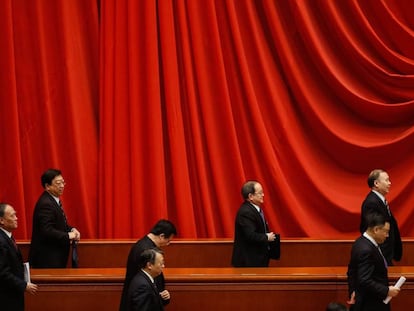Delegados abandonan la cuarta sesión plenaria de la decimotercera Asamblea Nacional Popular (ANP) que se celebra en el Gran Palacio del Pueblo en Pekín (China) este martes 13 de marzo.