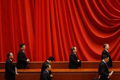 Delegados abandonan la cuarta sesión plenaria de la decimotercera Asamblea Nacional Popular (ANP) que se celebra en el Gran Palacio del Pueblo en Pekín (China) este martes 13 de marzo.