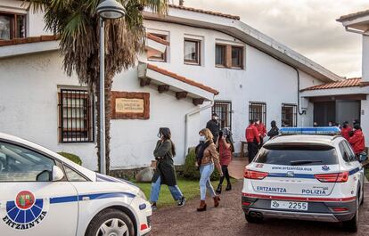 Varios asistentes se marchan tras ser identificados este martes por agentes de la Ertzaintza tras una fiesta celebrada la pasada en la hospedería de un convento de Derio (Bizkaia).