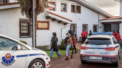 Varios asistentes se marchan tras ser identificados este martes por agentes de la Ertzaintza tras una fiesta celebrada la pasada en la hospedería de un convento de Derio (Bizkaia).