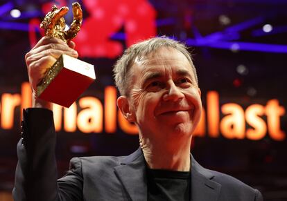 El noruego Johan Haugerud, con su Oso de oro para 'Dr?mmer' a la puerta de palacio de la Berlinale tras la gala de clausura.