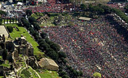 Más de un millón de manifestantes ocupan el espacio donde en la antigua Roma se levantaba el Circo Máximo, junto al monte Palatino, para protestar contra la política laboral del primer ministro italiano, Silvio Berlusconi.