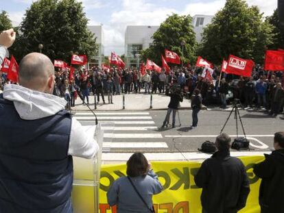 Protesta de ELA y LAB ante la sede de la patronal guipuzcoana Adegi, en San Sebastián.