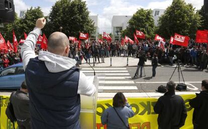 Protesta de ELA y LAB ante la sede de la patronal guipuzcoana Adegi, en San Sebastián.