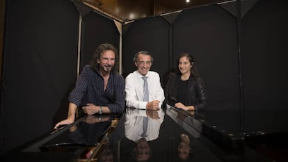 De izquierda a derecha, el tenor Fabio Armiliato, el director de orquesta Miguel &Aacute;ngel G&oacute;mez Mart&iacute;nez y la productora Mar&iacute;a Su&aacute;rez de Lezo.