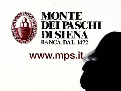 Una ventana del Monte dei Paschi di Siena en el centro de Mil&aacute;n, Italia.