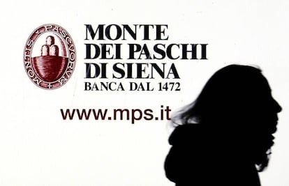 Una ventana del Monte dei Paschi di Siena en el centro de Mil&aacute;n, Italia.