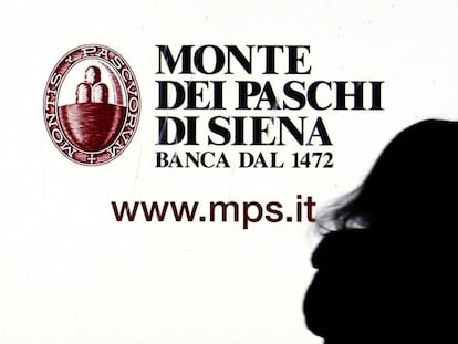 Una ventana del Monte dei Paschi di Siena en el centro de Mil&aacute;n, Italia.