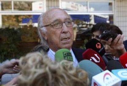 Juan Manuel Urgoiti atiende a los medios de comunicación tras ser designado por unanimidad como presidente del Consejo de Administración de Pescanova, en la Junta General Extraordinaria de Accionistas celebrada en Chapela (Pontevedra). EFE/Archivo