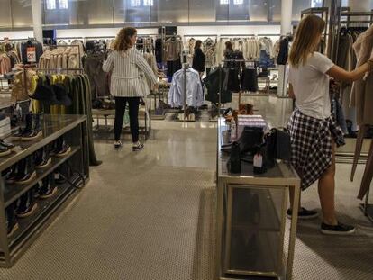 Clientes comparan precios en una tienda de Zara.