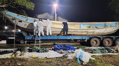 El equipo forense inspecciona el interior de la panga donde migraban 25 personas desde el continente africano.