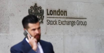 Viandantes junto a la Bolsa de Londres.