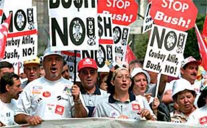 Un grupo de manifestantes fotografiado en su marcha contra Bush mientras recorría la Gran Vía madrileña.