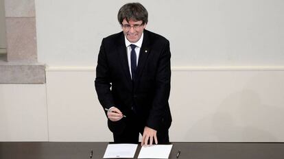 Carles Puigdemont firma el documento de declaración de independencia de Cataluña.