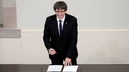 Carles Puigdemont firma el documento de declaraci&oacute;n de independencia de Catalu&ntilde;a.