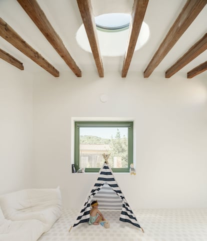 Las vigas originales de la casa se conservaron en una habitación convertida en sala de juegos.