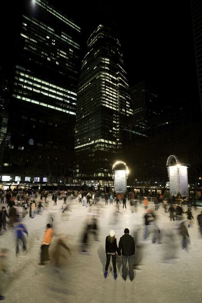 En invierno, se coloca en el parque Bryant una gran pista de hielo para patinar.