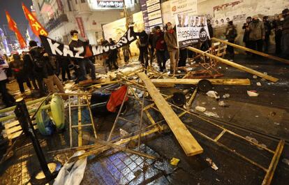 Los manifestantes levantan barricadas en los choques con la policía antidisturbios durante la protesta contra el gobierno en el centro de Estambul.