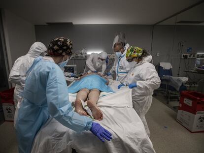 Health workers treating a Covid-19 patient in intensive care.