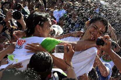 Un joven intenta besar a una chica durante el Omed Omedan, festival anual del beso de Bali, Indonesia. Los participantes creen que así se evita la mala suerte para su pueblo y se aseguran buena salud. Los sacerdotes arrojan cubos de agua para apagar simbólicamente las pasiones de las parejas.