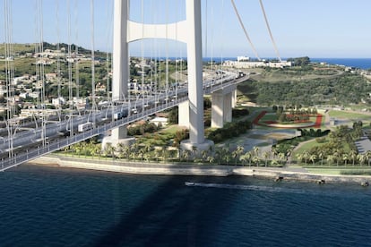 Vista digital del soporte del puente que uniría la península de Italia con Sicilia.